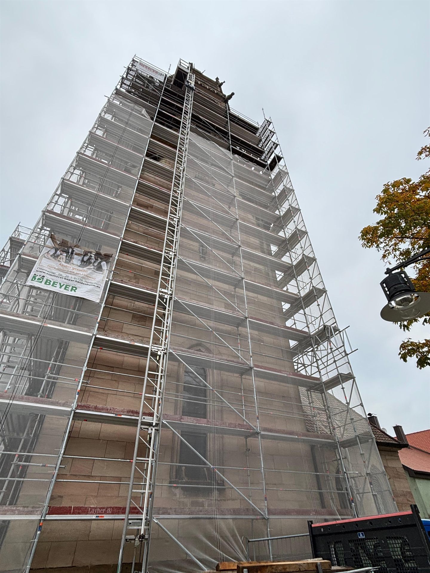 Eingerüsteter Kirchturm mit Schutznetz