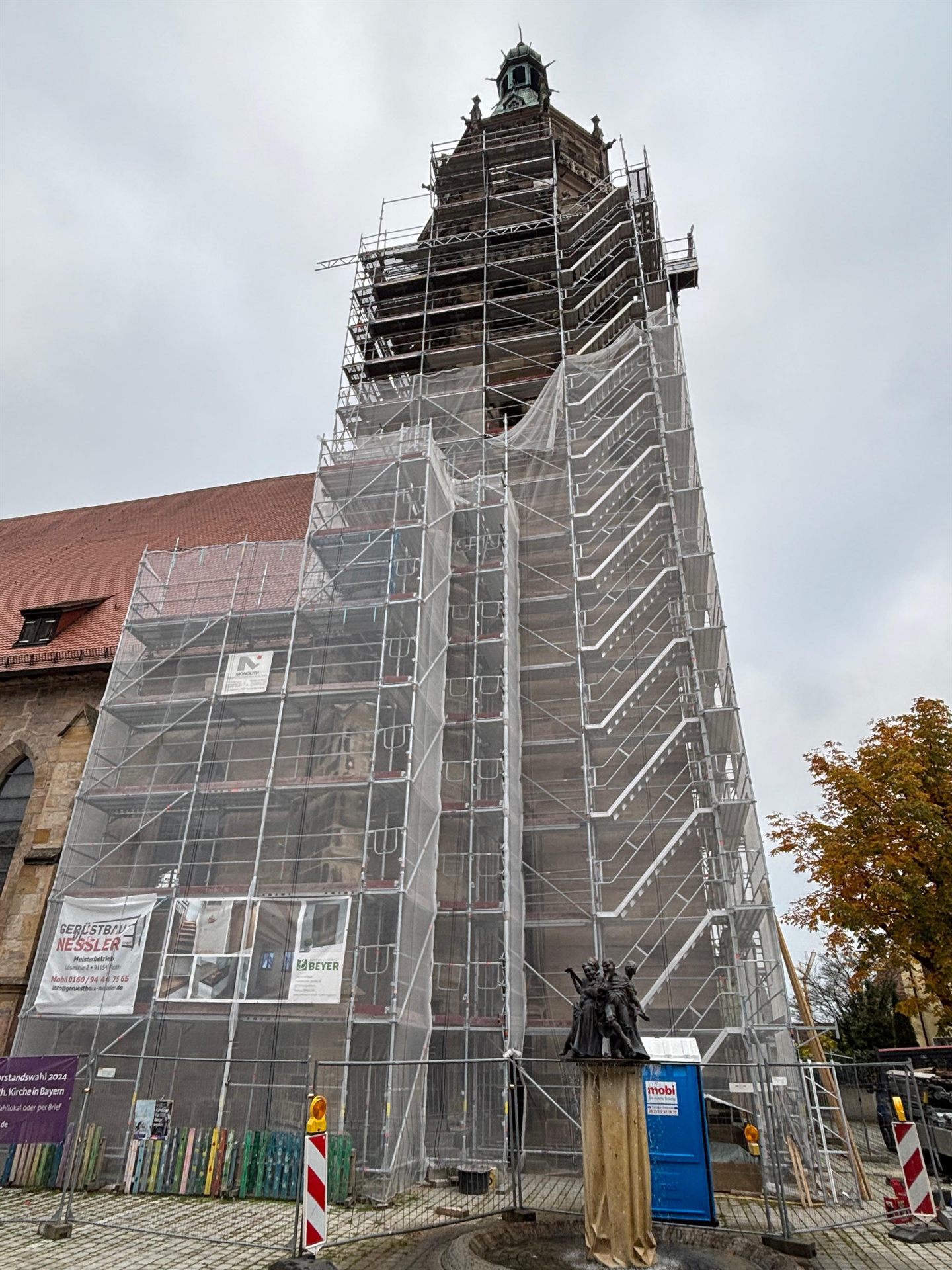 Eingerüsteter Kirchturm während einer Restaurierung