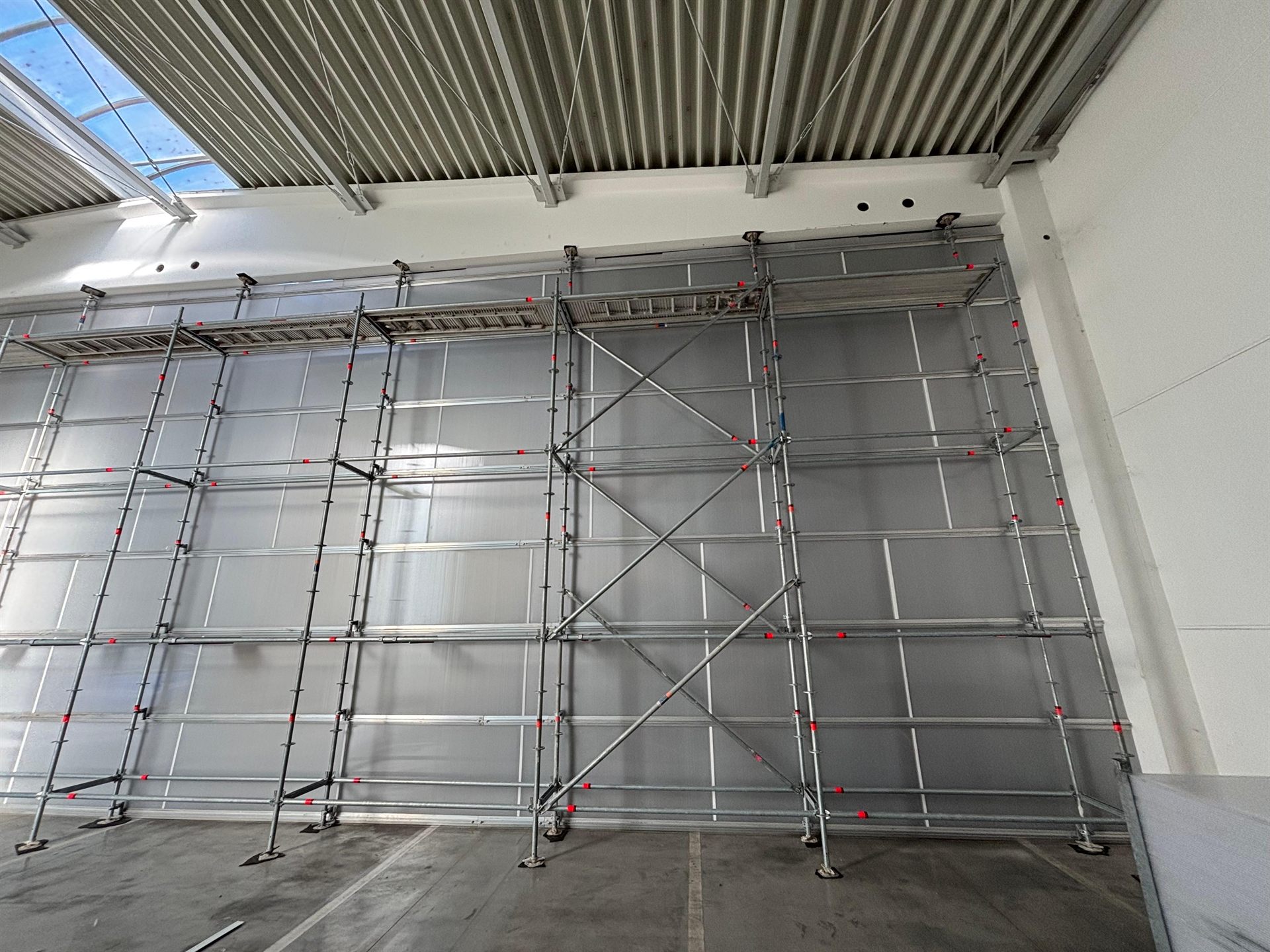 Gerüst an einer hellen Hallenwand