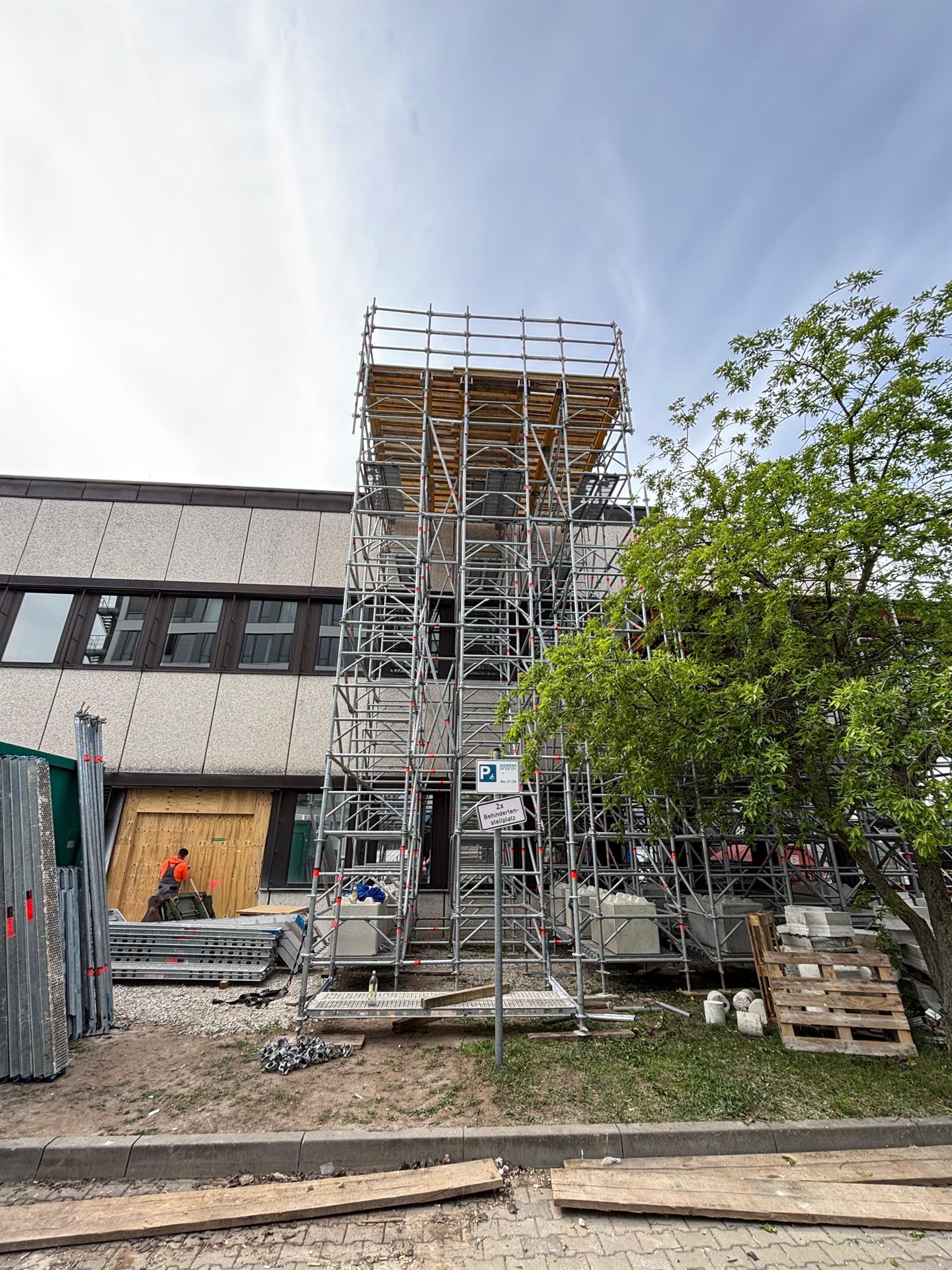 Gerüstbauer der Gerüstbau Nessler GmbH an einem Gerüstturm